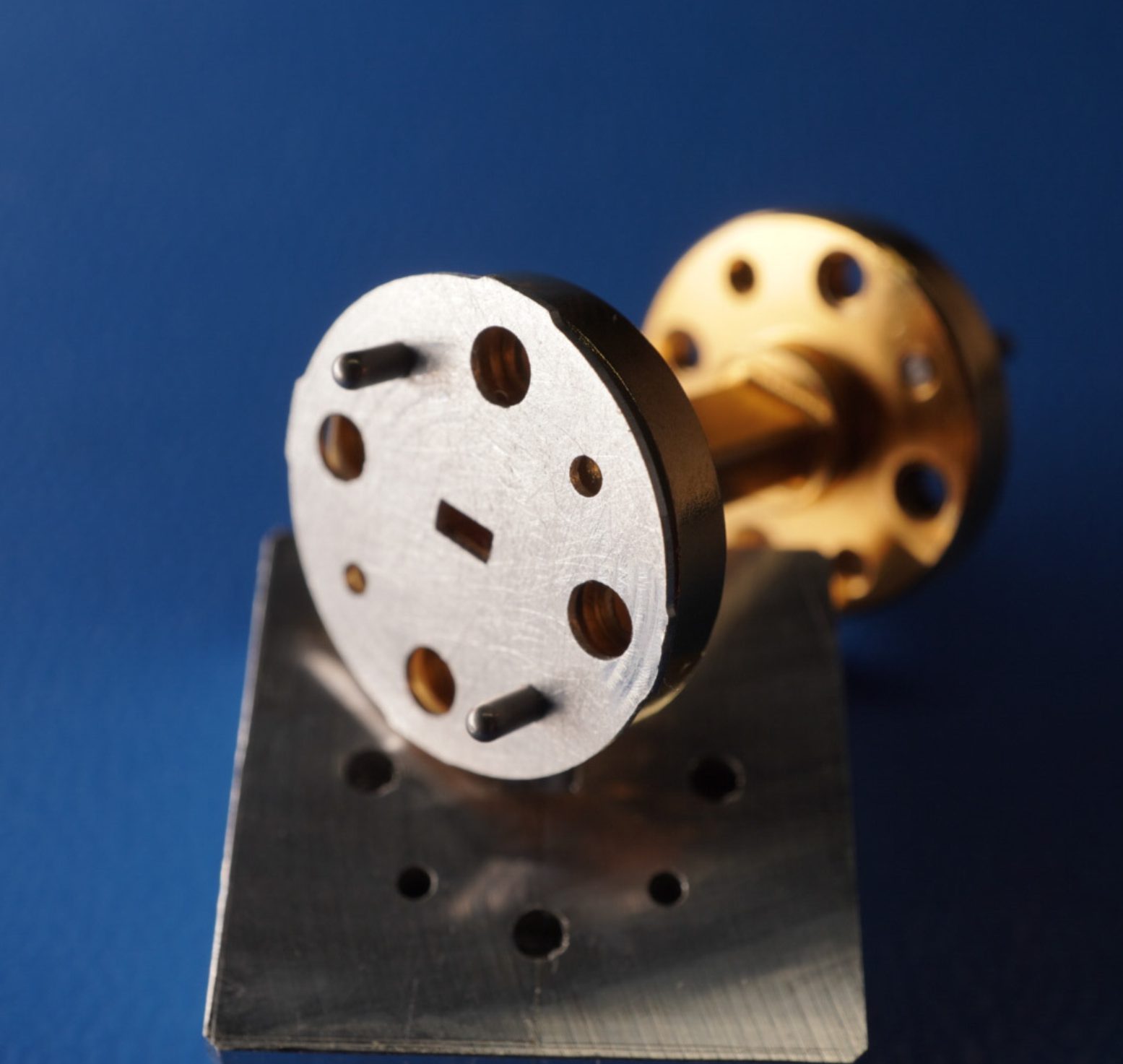 Machined millimeter-wave waveguide transition assembly